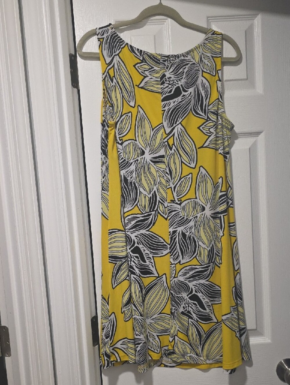 Ivy Lane, Floral Sleeveless Shift Dress - Picture 3 of 11
